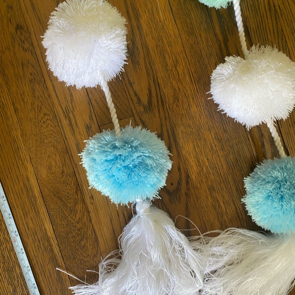 Two large pom-poms - Picture 2 of 4